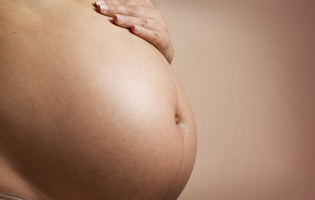 femme enceinte qui va accoucher